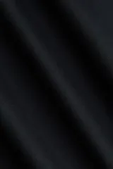 Top sin mangas en microfibra suave de color negro, con ajuste entallado, escote en U y bajo recto.