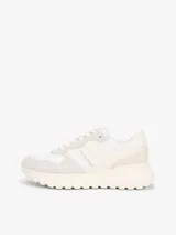 Zapatillas de estilo runner Tommy Jeans Cleated Runner Suede Mix, en color blanco y gris con suela track. Confeccionadas con una combinación de textil, gamuza y material sintético.