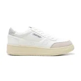 Championes urbanos American Sport, color blanco con detalles en gris y suela color crema.