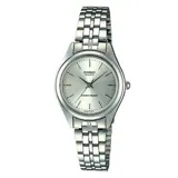 Reloj análogo Casio para mujer, con caja y correa de eslabones de acero inoxidable color plateado. Esfera redonda color blanco con marcadores de hora en relieve y agujas plateadas.