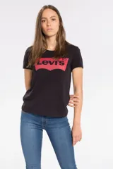 Remera de algodón negra con cuello redondo y mangas cortas. Presenta el logo icónico de Levi's estampado en el frente en color rojo.