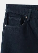 Pantalón jeans de corte wide leg en color azul marino, de tiro medio y confeccionado en algodón resistente.