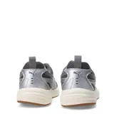 Championes Puma Milenio Tech Light de estilo retro inspirados en los años 2000, con diseño en tonos plateado y gris, detalles de malla transpirable, suela color crema y suela exterior de goma marrón.