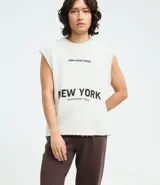 Pantalón jogger de algodón con felpa, color beige, con cintura elástica, cordón ajustable, bolsillos laterales y puños elásticos en los tobillos.