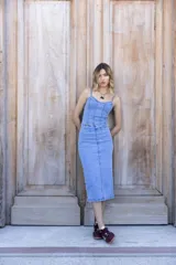 Falda midi de jean celeste con corte tubo y tajo trasero.