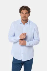 Camisa celeste con rayas verticales blancas, de lino y corte slim fit, con cuello clásico y cierre frontal con botones.