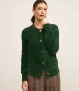 Cardigan de punto verde oscuro, con textura afelpada y cuello redondo. Cierre frontal con botones dorados y mangas largas con puños largos.