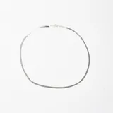 Gargantilla tipo cadena de eslabones planos estilo espiga, fabricada en plata 925.