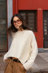 Buzo tejido en mohair de corte crop, con cuello redondo, mangas largas y tajos laterales en el ruedo.