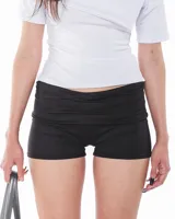 Mini short negro de cintura alta con bordado rosa "Piensa En Mi" en la parte trasera.