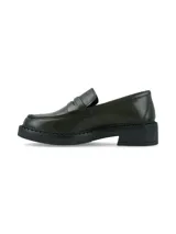 Mocasín de estilo clásico con suela track robusta y detalle de antifaz en el empeine.