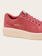 Championes Sorel modelo Ona Ave Low de gamuza rosada, con suela plataforma estriada color beige y el nombre de la marca impreso en dorado en el lateral.