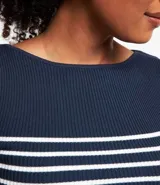 Blusa de punto con textura acanalada, diseño de rayas horizontales en azul marino y blanco, escote barco y manga corta.