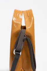 Bolso de hombro Bimba y Lola tamaño mini, de estructura blanda y color marrón oscuro, confeccionado en piel vacuna. Presenta asas de mano de piel y una correa extraíble, con detalles metálicos y logo de la marca en el frente.