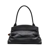 Cartera tipo satchel de cuero negro con diseño estructurado, correa de hombro y detalle de cinturón decorativo con hebilla metálica plateada en la parte frontal.