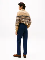 Pantalón chino de hombre, color azul marino, de corte recto y tiro medio. Confeccionado en una mezcla de algodón orgánico, algodón BCI y elastano.