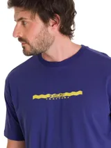 Remera azul de manga corta Caterpillar, con cuello redondo y diseño gráfico impreso en el pecho.