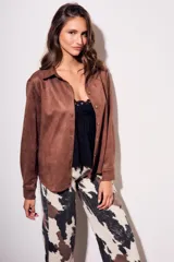 Camisa color marrón de gamuza sintética, de corte recto, con cuello clásico, cierre frontal con botones y mangas largas.