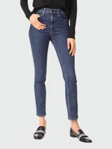 Jean clásico de tiro alto color azul oscuro, corte ajustado y largo al tobillo.