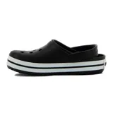 Zuecos Crocs modelo Band, color negro con dos líneas blancas en la suela.