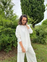 Remerón oversize con tajos a los costados, confeccionado en algodón color blanco.