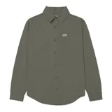Camisa de manga larga Caterpillar color verde oliva, con cuello camisero, cierre frontal de botones y bolsillo en el pecho con etiqueta de la marca.