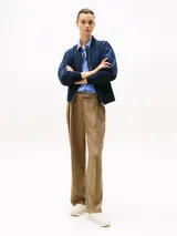 Zapatillas Tommy Hilfiger color blanco con detalles en beige, dorado y verde agua.