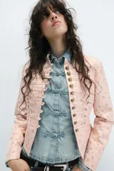 Blazer entallada de cuello alto y manga larga, en color rosado con estampado de flores amarillas. Cuenta con detalle de pasamanería en el delantero y cierre frontal con botones metálicos dorados.
