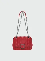 Bandolera Longchamp modelo Brioche S Leather, color rojo vibrante, con diseño acolchado vertical y cierre frontal con hebilla metálica rectangular. Posee correa de cadena metálica oscura.