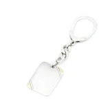 Llavero rectangular fabricado en plata 925 con detalles decorativos en oro en las esquinas, unido a una argolla mediante una cadena de eslabones gruesos.