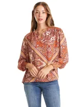 Blusa de gasa estampada con diseño de arabescos en tonos tierra. Presenta cuello a la base con escote en V, hombros con detalle de punto smock y mangas 3/4 con puños anchos también en punto smock.