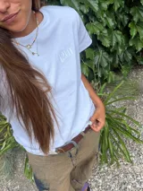 Camiseta de manga corta color blanco, corte clásico, con un pequeño bordado a tono en el pecho.