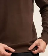 Remera de manga larga con cuello redondo y textura, de corte regular. Confeccionada en una mezcla de algodón, poliéster y viscosa.