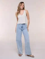 Pantalón jean de tiro alto y corte wide leg en color celeste, con detalle de puntilla en los laterales. Cuenta con cinco bolsillos, presillas para cinto y cierre frontal con botón.