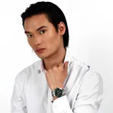 Reloj Maserati Competizione con caja de acero plateado de 43mm, bisel cerámico verde, esfera negra, cristal mineral, movimiento de cuarzo, cronógrafo y fechador. Resistente al agua hasta 100 metros.