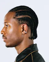 Earcuff ajustable de metal plateado con diseño facetado y estrellas grabadas en relieve a lo largo de la banda. Presenta dos estrellas pequeñas grabadas en el interior.