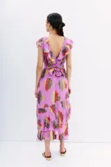 Vestido midi sin mangas, color lila, con escote en V adornado con volados y cinturón a tono. Presenta un estampado floral en jacquard de lurex multicolor con tonos rojos, amarillos y plateados.