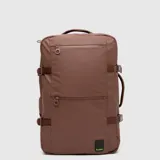 Mochila de viaje Bubba color marrón, con diseño rectangular, múltiples compartimentos con cierre, correas laterales ajustables y asa lateral para transporte tipo maletín.