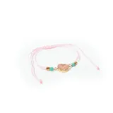 Pulsera ajustable con hilo rosa, piedra rosa en forma de corazón con engarce dorado, mostacillas doradas y cuentas turquesas.