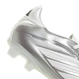 Championes de fútbol Adidas modelo Copa Pure IV Club, color plateado con detalles en blanco. Diseño con cordones, suela con tapones para terreno firme y artificial, y logo de la marca en la lengüeta.