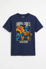 Remera azul marino de manga corta y cuello redondo, con estampa frontal vintage de los Cuatro Fantásticos de Marvel Comics.
