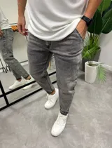 Jean de corte slouchy en color gris con efecto lavado, confeccionado en denim con elastano para mayor comodidad.