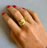 Anillo dorado con textura irregular.