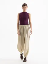 Musculosa de cuello redondo y silueta minimalista, confeccionada en una suave mezcla de poliamida y elastano que ofrece un calce confortable y una gran adaptabilidad al cuerpo. Su diseño sin mangas con hombros sutilmente encajados la convierte en una prenda básica de alta calidad.