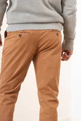 Pantalón chino color verde oliva, de corte recto y tiro medio.