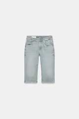Bermuda de jean de tiro medio, diseño de cinco bolsillos, trabillas para cinto y cierre frontal con cremallera y botón metálico.