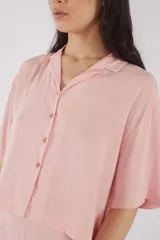 Camisa de manga corta de viscosa con estampado sutil y cuello camisero.
