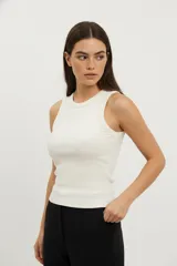 Musculosa de algodón con textura acanalada, cuello redondo y breteles anchos, de corte ajustado al cuerpo.