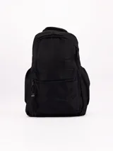 Mochila negra de tela con diseño clásico y compartimento frontal con cierre.