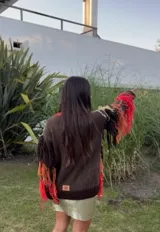 Sweater marrón de lana merino con cuello redondo y flecos XL de colores amarillo, naranja y borgoña.